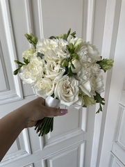 Свадебный букет из гортензии, диантусов, одноголовых роз и эвкалипта