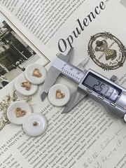 Пуговицы тканевые белые с золотым сердечком