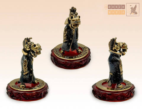 фигурка Конь в пальто на янтаре