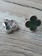 sergi-trendy-iz-serebra-s-temnym-perlamutrom-1-motiv-klever-krupnye-18mm