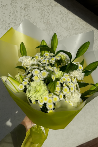 Букет с лилиями