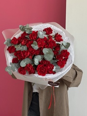 Моно букет из кустовых красных роз и эвкалипта