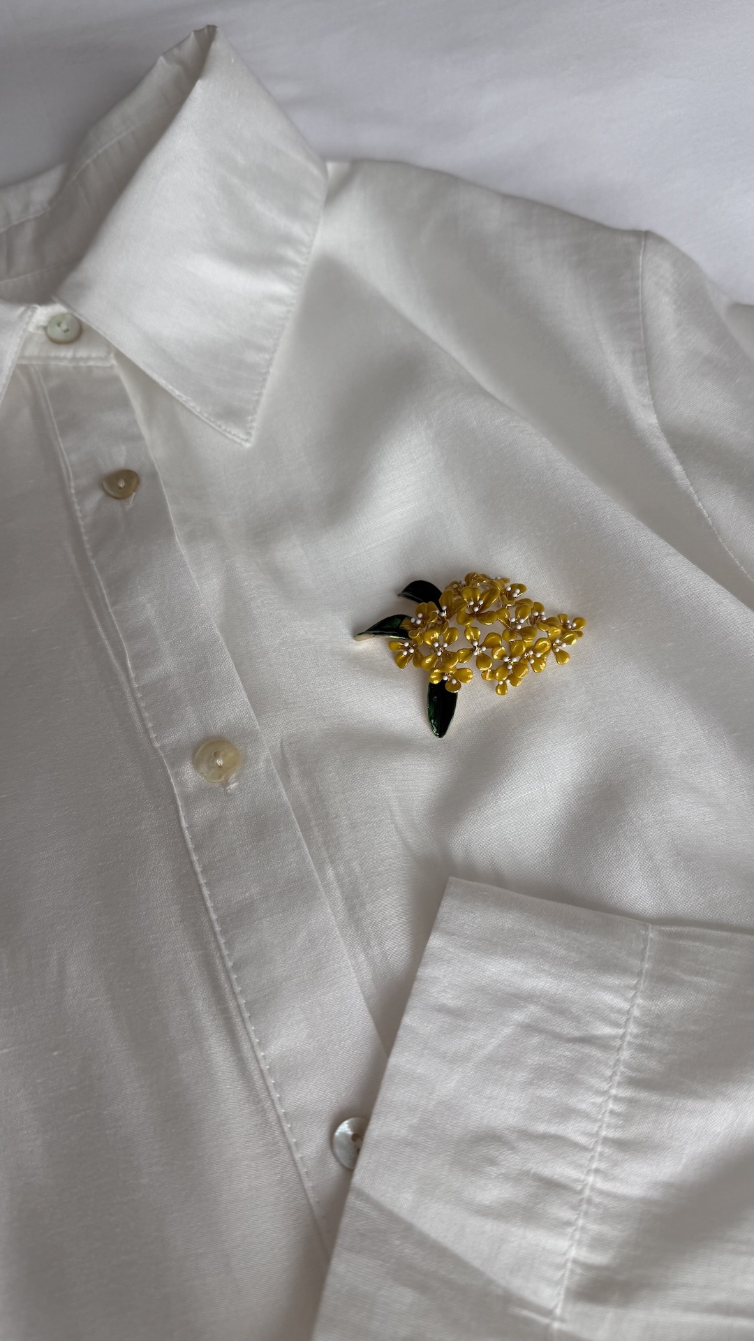 Брошь в виде веточки мимозы