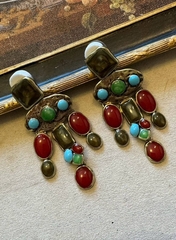 sergi-dlinnye-s-podveskami-s-cvetnymi-kamnyami-v-vintazhnom-stile