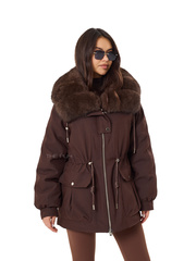 Шоколадная пуховая парка с меховым воротником