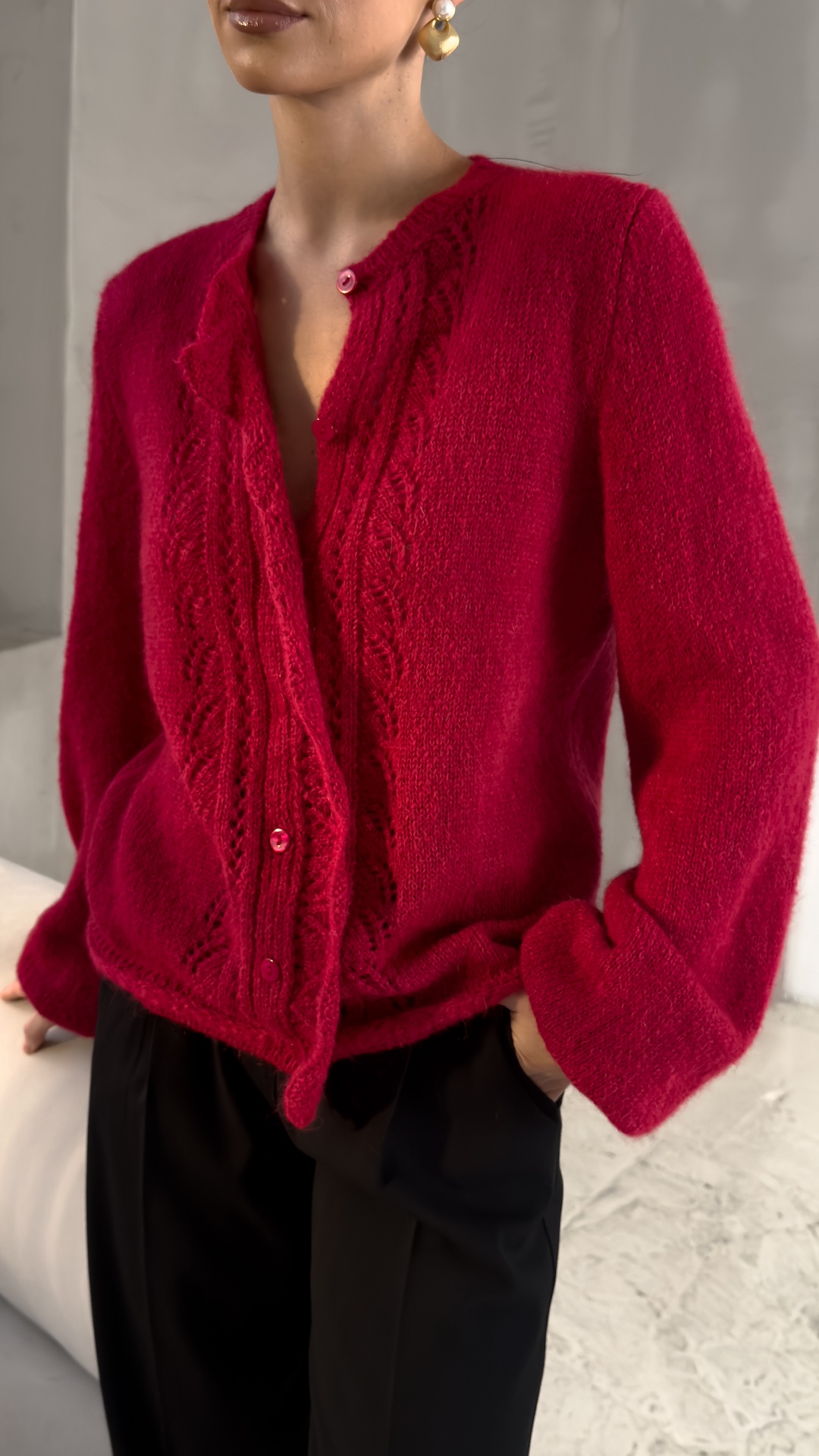 Кардиган ажурной вязки с краем в виде оборки