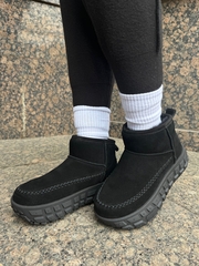 Низкие черные угги на тракторной подошве