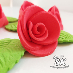 Набор сахарных цветов Розы красные с листиками 5 шт