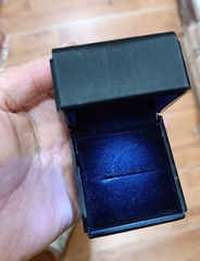 77150-Подарочный футляр/коробка сатин с подсветкой для кольца