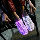 Светящиеся кроссовки с USB зарядкой на шнурках, цвет белый, светится верх. Изображение 21 из 23.