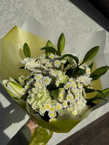 Букет с лилиями