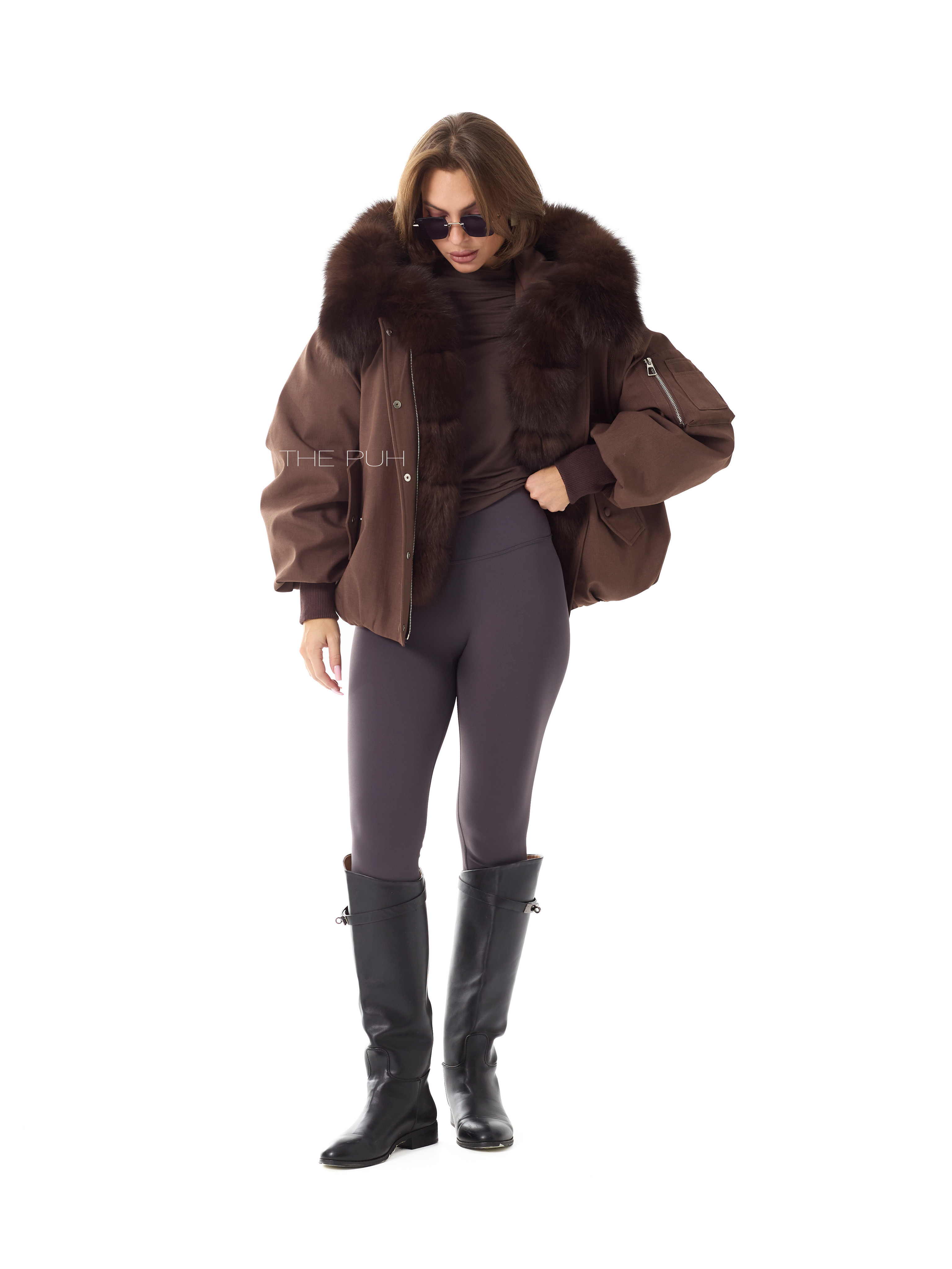 Шоколадная пуховая парка с капюшоном и меховой оторочкой