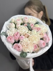 Дуо-букет с диантусами и кустовыми пионовидными розами сорта "Менсфилд Парк"