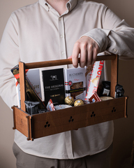 Подарочный набор с медом, чаем и шоколадом в деревянном ящике