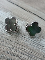 sergi-trendy-iz-serebra-s-temnym-perlamutrom-1-motiv-klever-krupnye-18mm