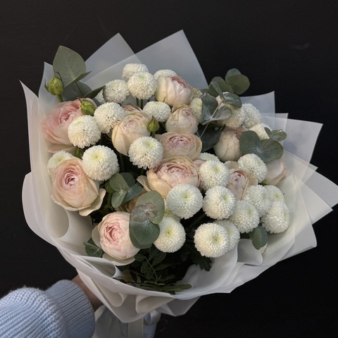 Букет из кустовой розы и сортовой хризантемы