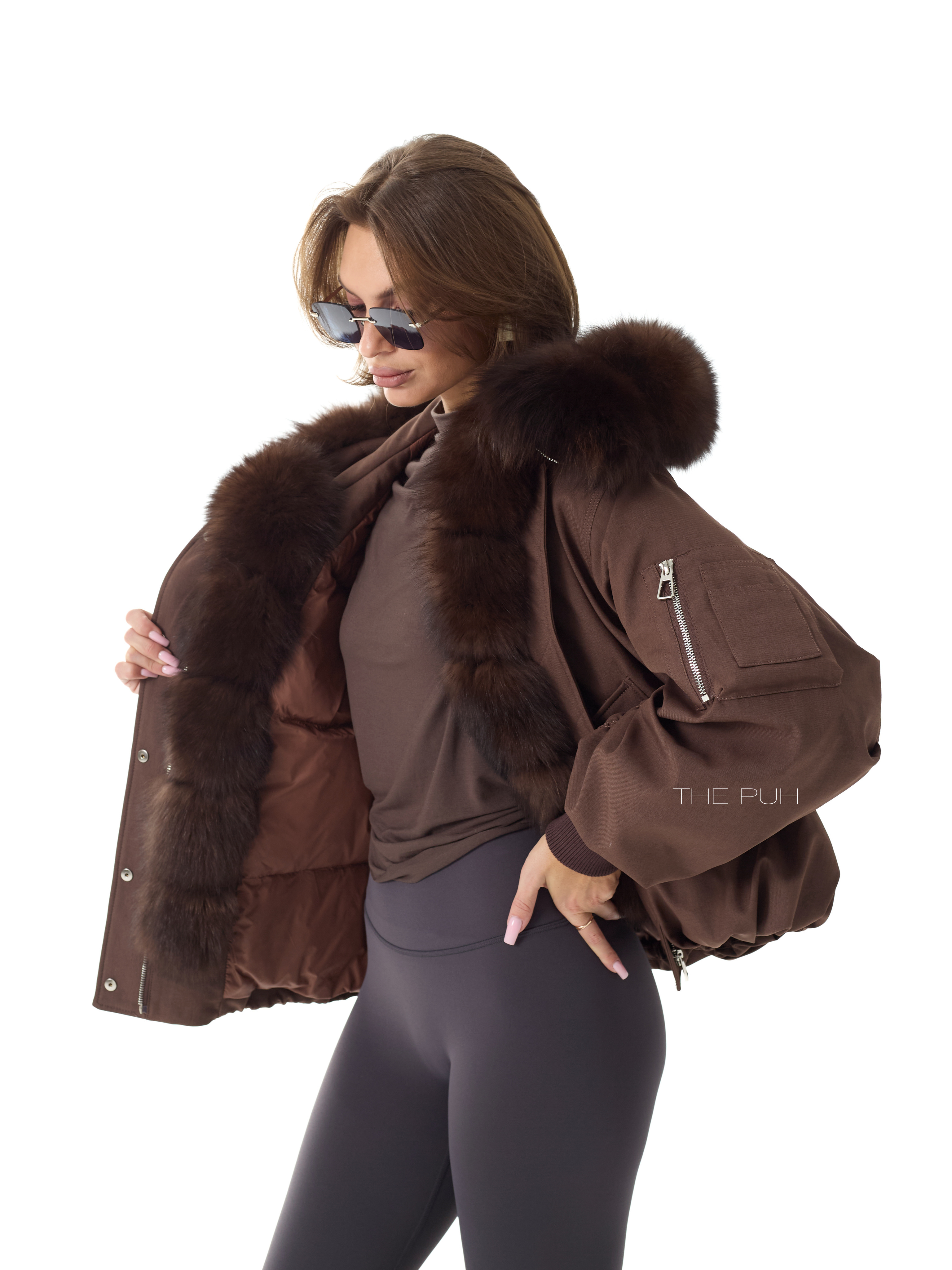 Шоколадная пуховая парка с капюшоном и меховой оторочкой