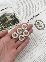 Пуговицы тканевые белые с золотым сердечком