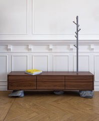 Тумба с вешалкой на камнях