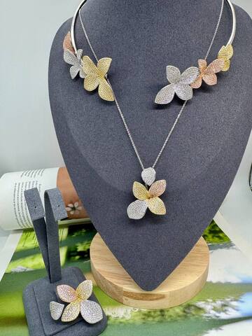 49713- Колье Giardini лепестки из трехцветного серебра с цирконами