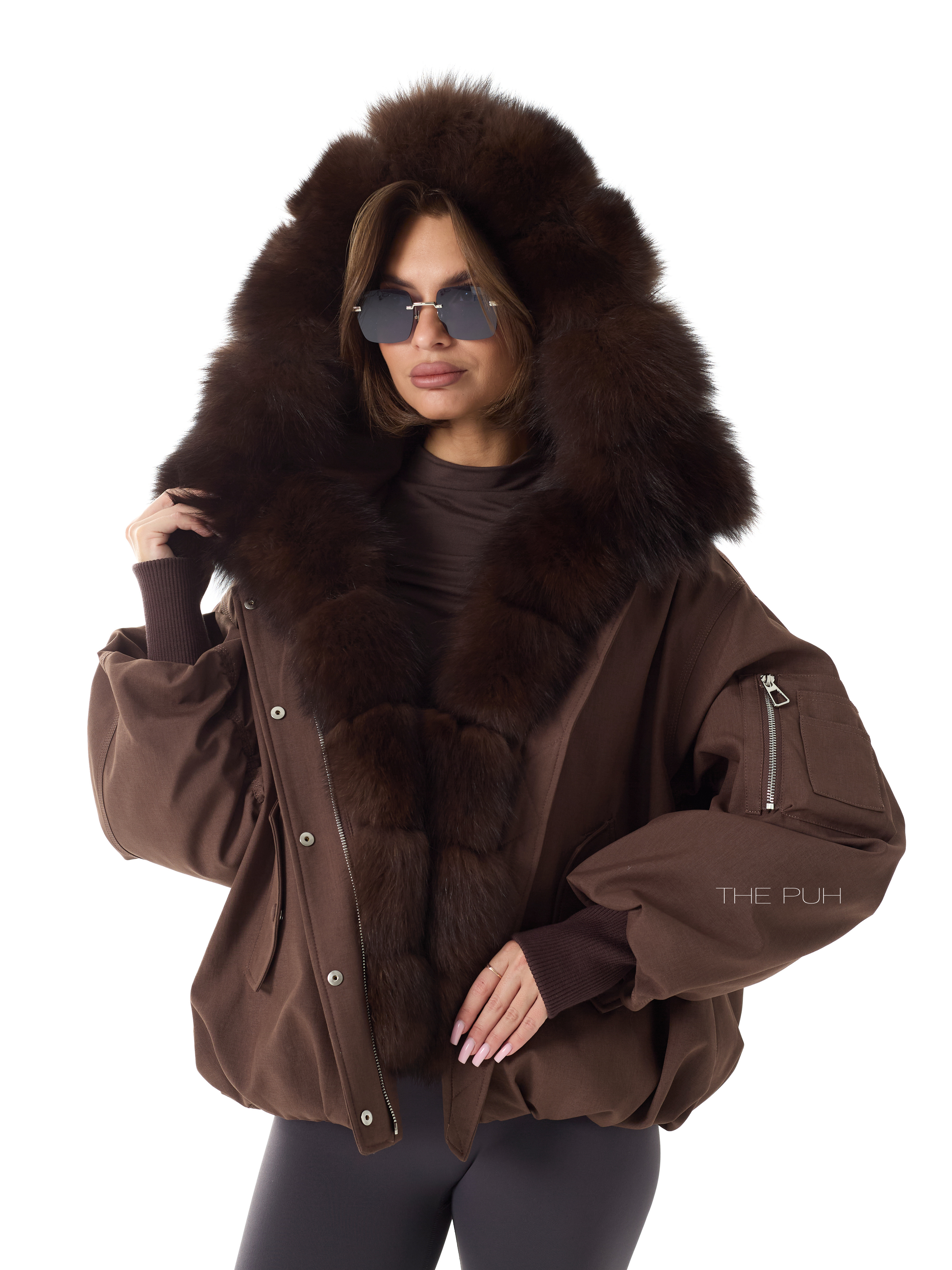 Шоколадная пуховая парка с капюшоном и меховой оторочкой