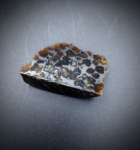 Горбушка метеорита Сеймчан (палласит)