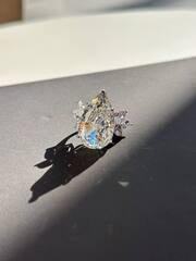 Кольцо GRAFF из серебра 925 пробы с крупным камнем в огранке груша,цвет шампань