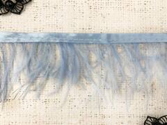 Кант с пером страуса, ш. 9 см, серо-голубой