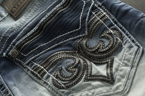 Affliction | Джинсы мужские GAGE FLEUR MAYHEM 110SK066 лилия на заднем кармане