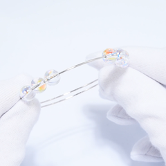 braslet-zhestkij-love-iz-serebra-s-kruglymi-kristallami