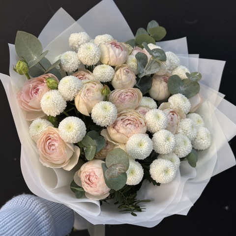 Букет из кустовой розы и сортовой хризантемы