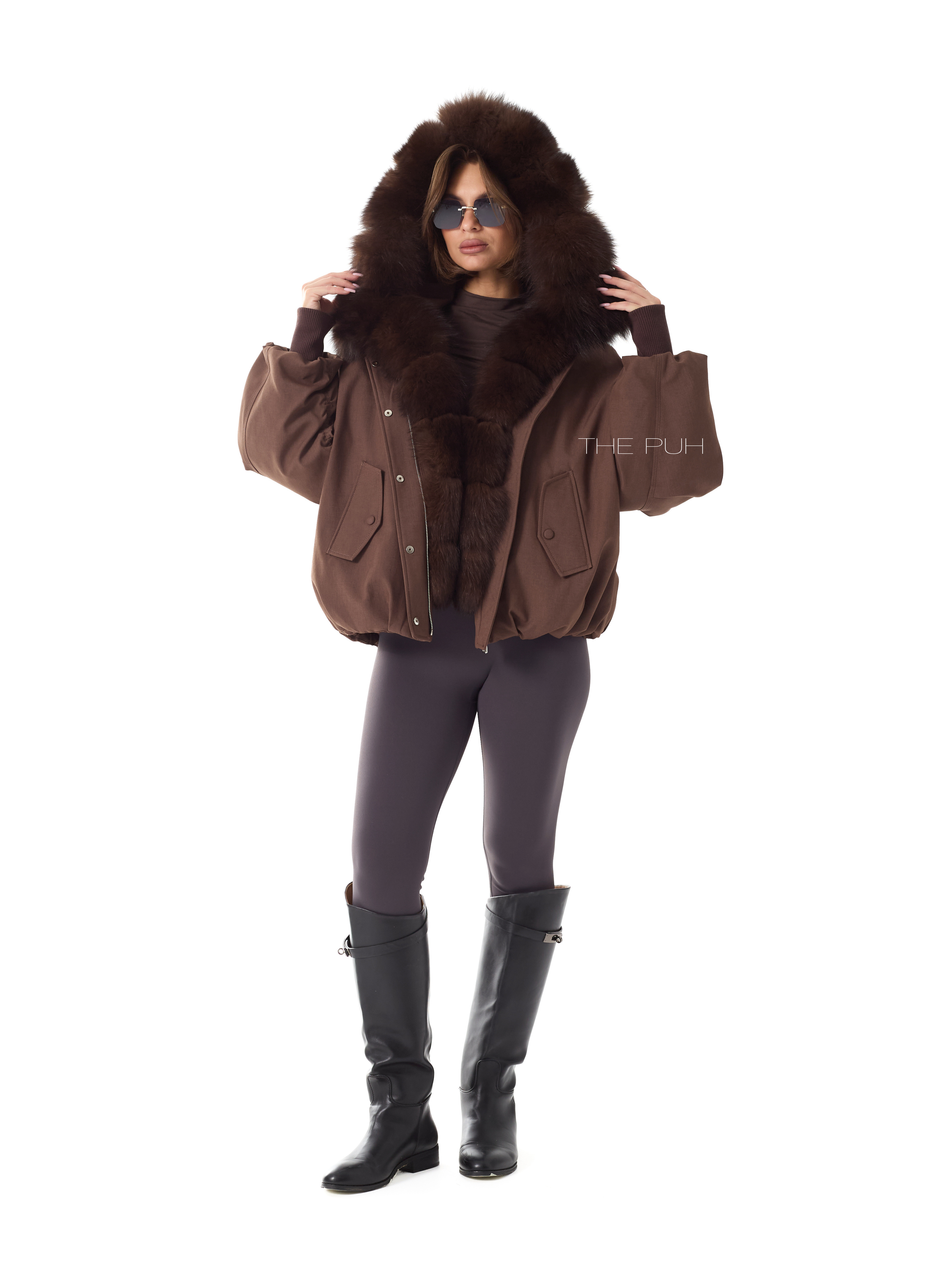 Шоколадная пуховая парка с капюшоном и меховой оторочкой
