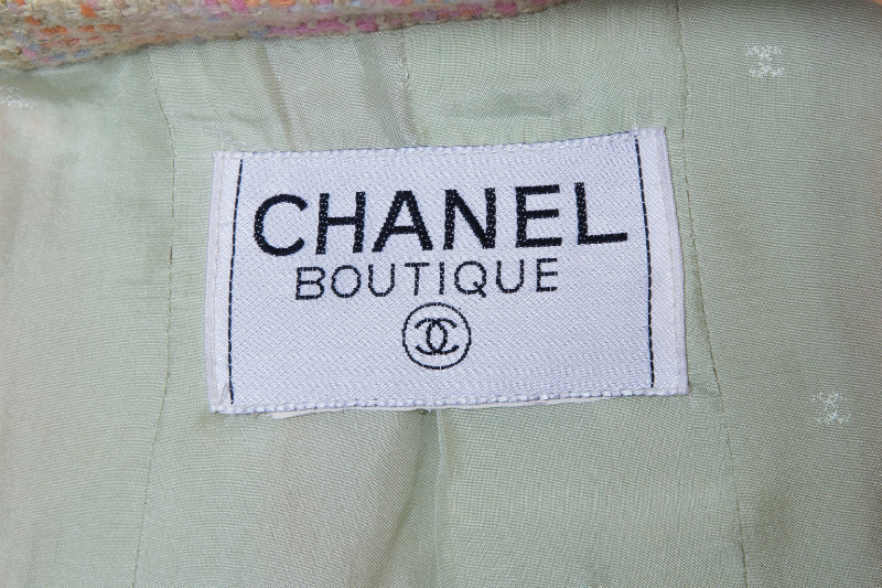 Изысканный костюм из твида пастельных оттенков от Chanel, 40 размер