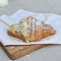 Миндальный круассан с брусникой, 110 г