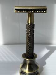 Станок для бритья на подставке латунь закрытая голова