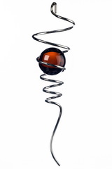 Спиральный хвостик серебристый с янтарным шаром (Iron Stop)
