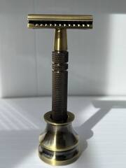 Станок для бритья на подставке латунь закрытая голова
