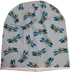 Удлинненная шапочка для лета из хлопкового и вискозного трикотажа со стрекозами на полосатом фоне.