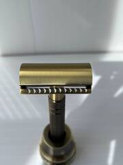 Станок для бритья на подставке латунь закрытая голова