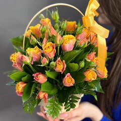 Корзина с кустовыми розами сорта "Sonora"