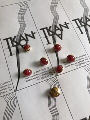 Пуговица металлическая со сквозным проколом (пластик/металл, Красно-розовый/золотой металлический ободок, 11)