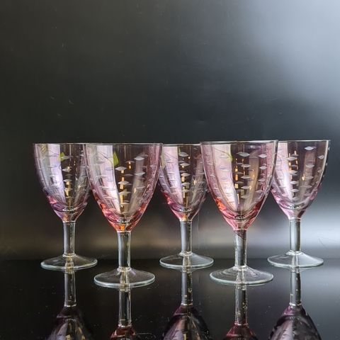 Набор из 5 изящных стеклянных бокалов на ножке, марганцовое, цветное розовое стекло с резным узором, 13.5 см, винтаж СССР 1960-1990 гг