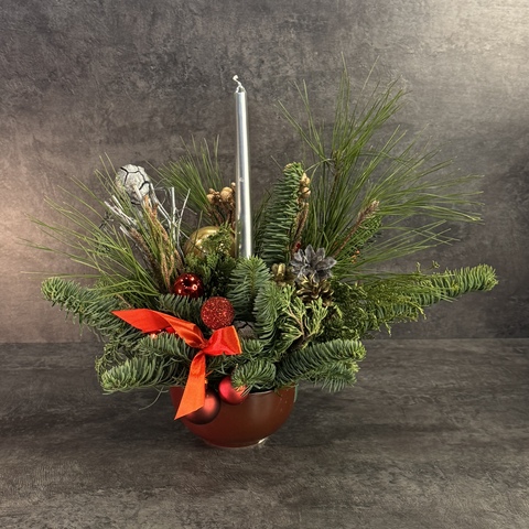 Рождественская композиция в керамической миске со свечкой