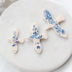 Подвеска Птица голубь, белый с синей росписью, S 35*22 мм, S030