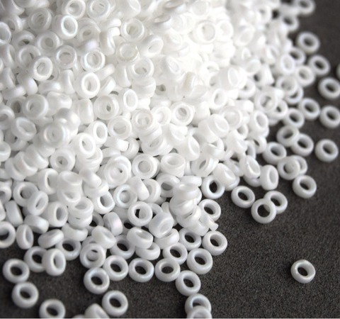 SPR-0402FR Бисер-разделитель 2.2*1мм матовый белый не прозрачный радужный/ Spacer beads 2.2*1mm white opaque matted ab