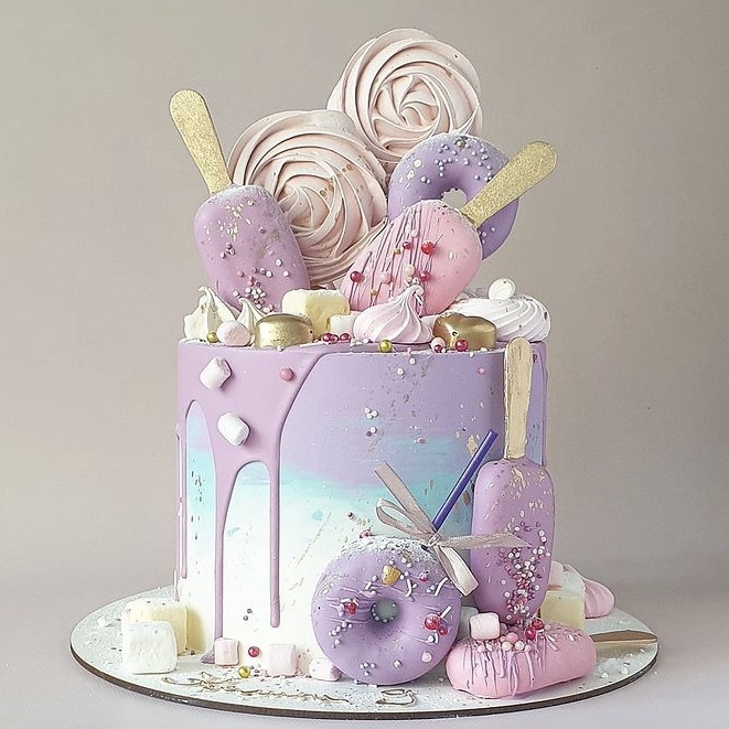 Торт на день рождения девушке на заказ в Москве