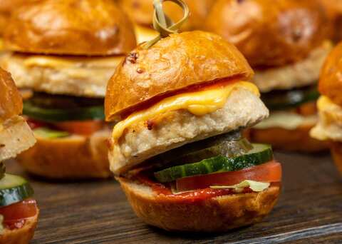 Мини-бургер с куриной котлетой, 20 шт.