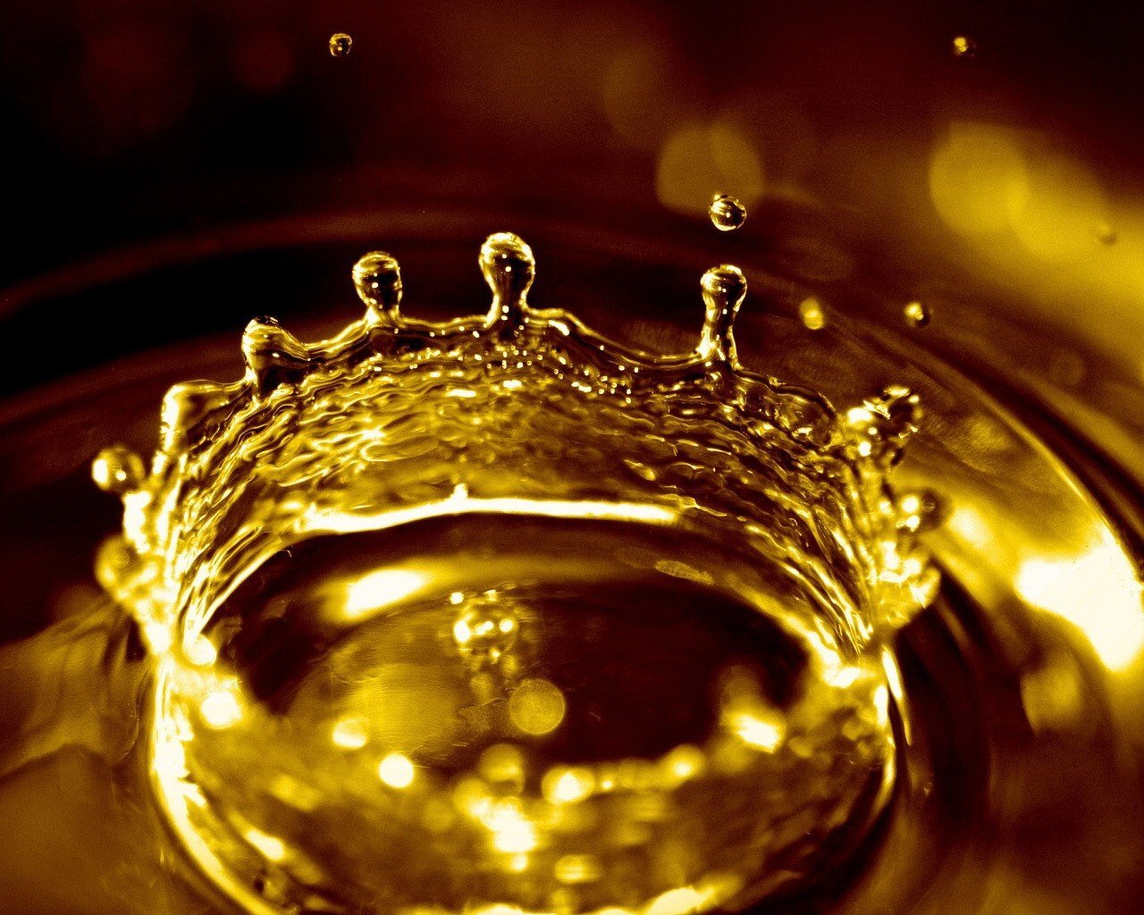В воду положить золото. Капля золота. Золотая вода. Золото в воде. Золотые капли.