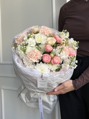 Сборный букет из кустовой пионовидной розы, маттиолы, диантусов и хризантемы