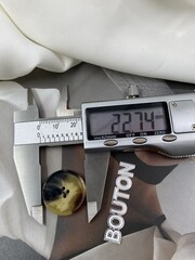 Пуговицы МаксМ. на прокол коричневые с черными и бежевыми прожилками